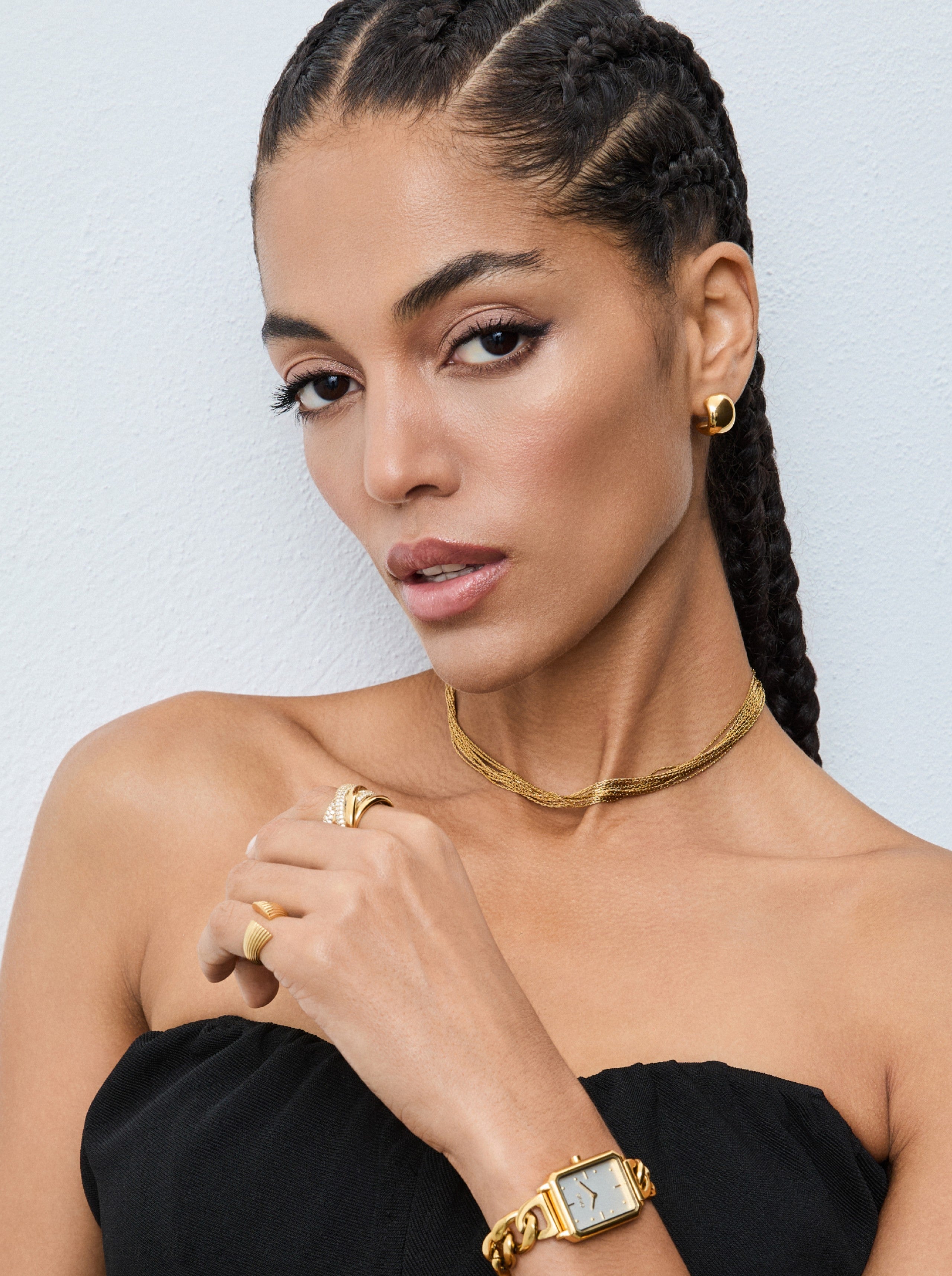 Ana Joalheiros - Anéis One - Anel dourado One Bold 05 Gold OJBR05G-7 na mão
