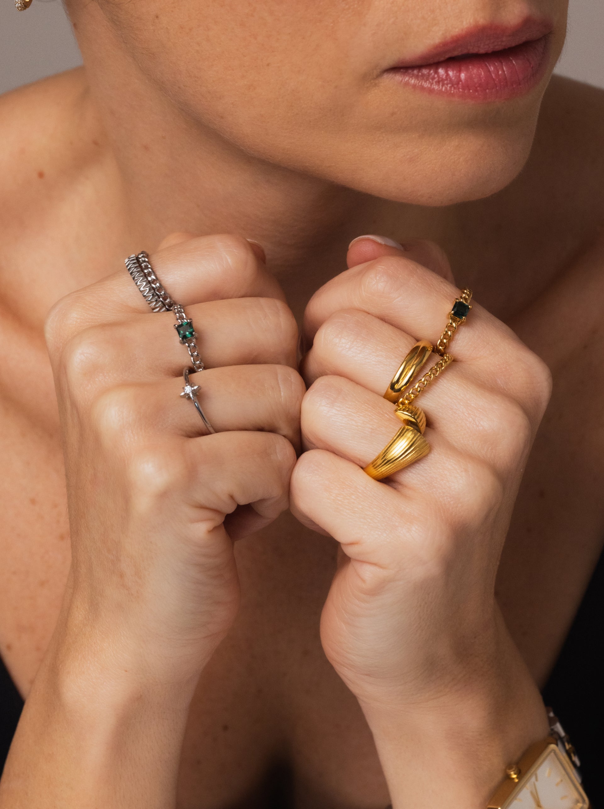 Ana Joalheiros - Anéis One - Anel dourado One London OJNYR39G-6 SIMBOLO na mão