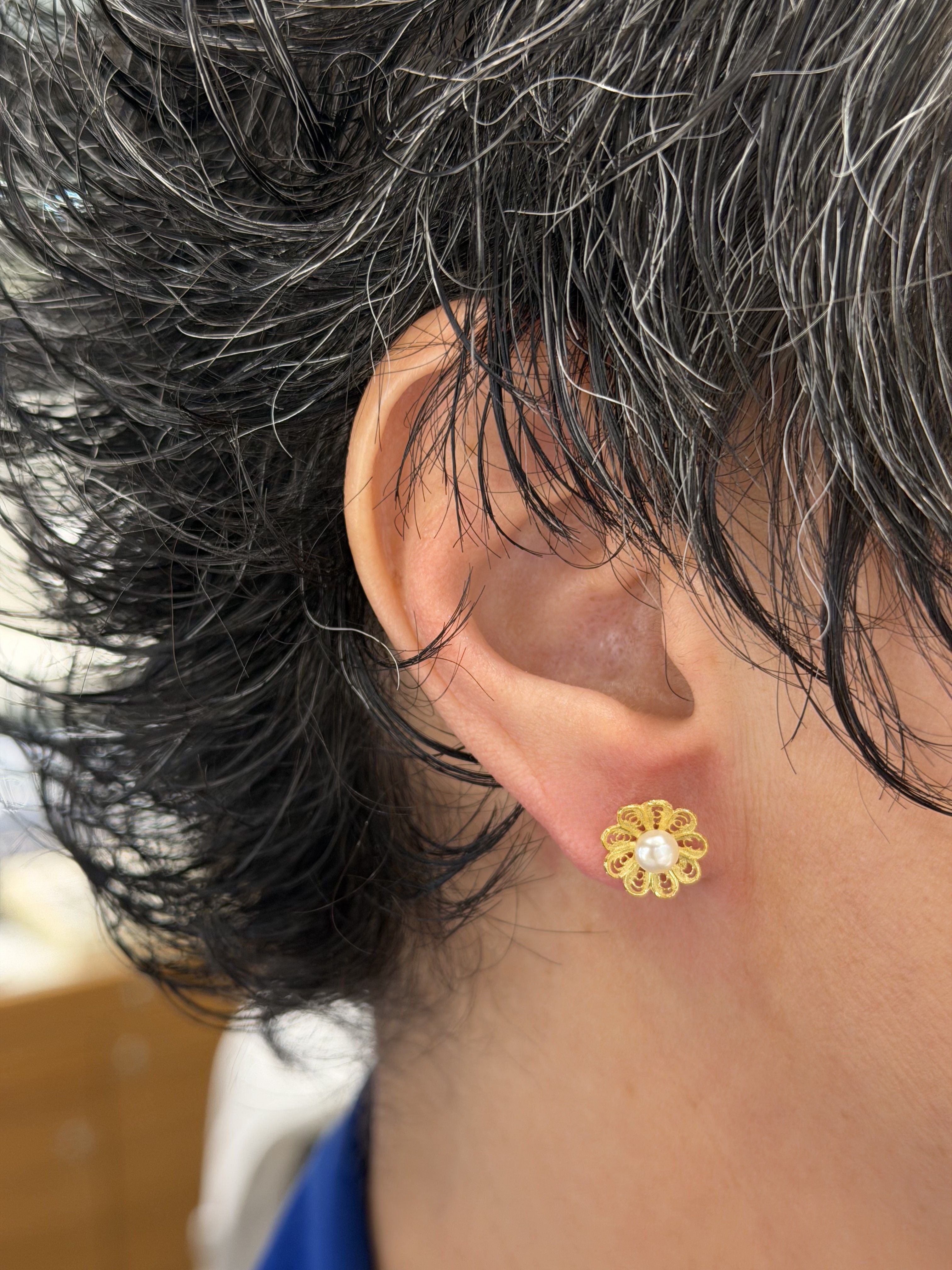 Ana Joalheiros - Brincos em Prata - Brincos Dourados Ana Joalheiros Flor de Filigrana brincos na orelha BR12552-D