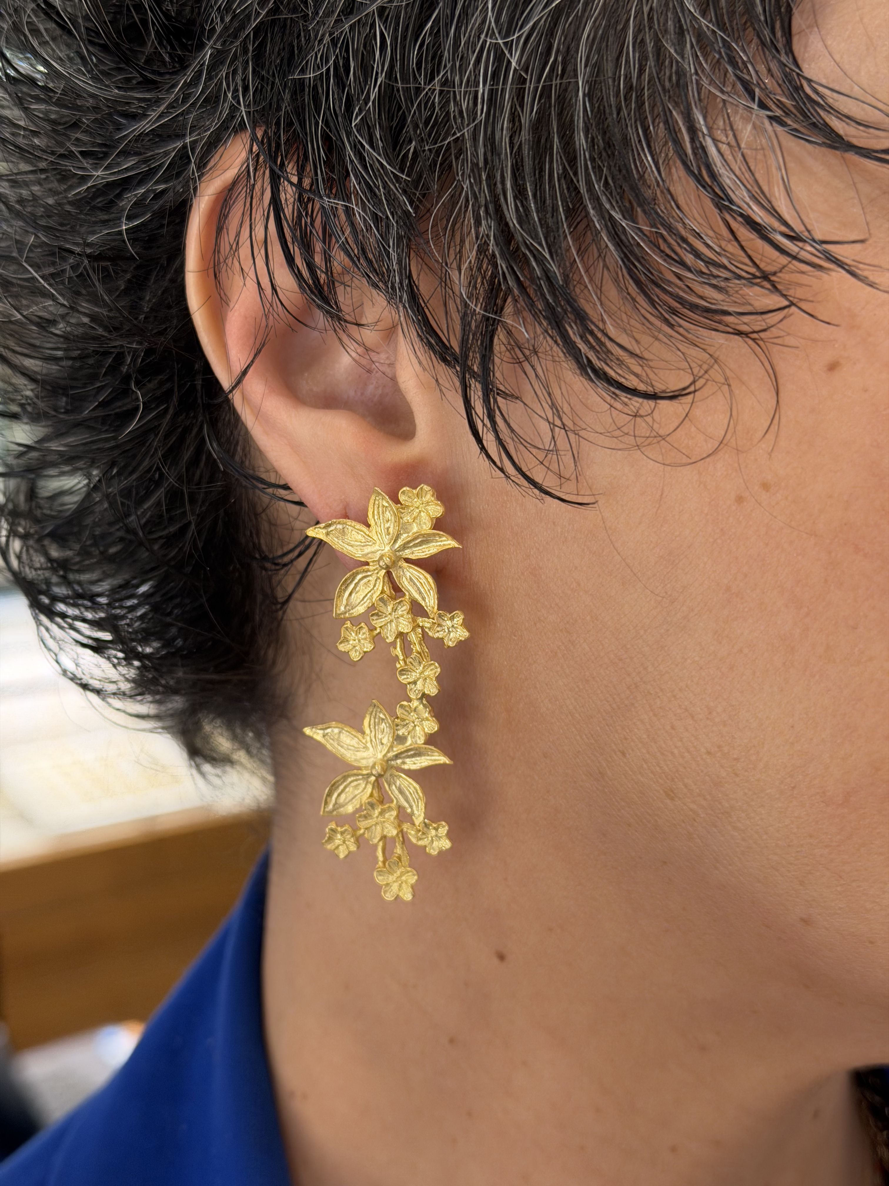 Ana Joalheiros - Brincos em Prata - Brincos Dourados Ana Joalheiros Miosótis brincos na orelha BR12306-D