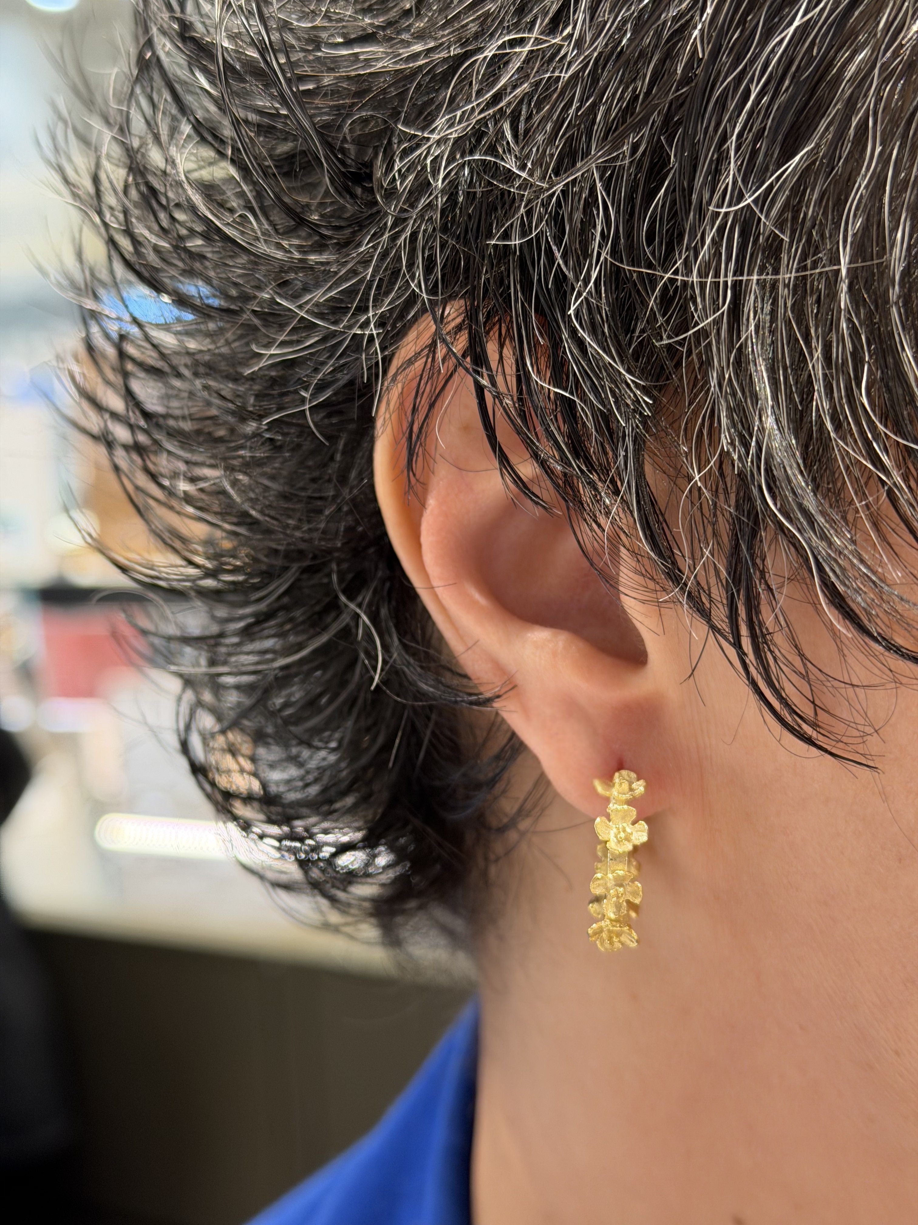 Ana Joalheiros - Brincos em Prata - Brincos Dourados Ana Joalheiros Miosótis brincos na orelha AG4799-D