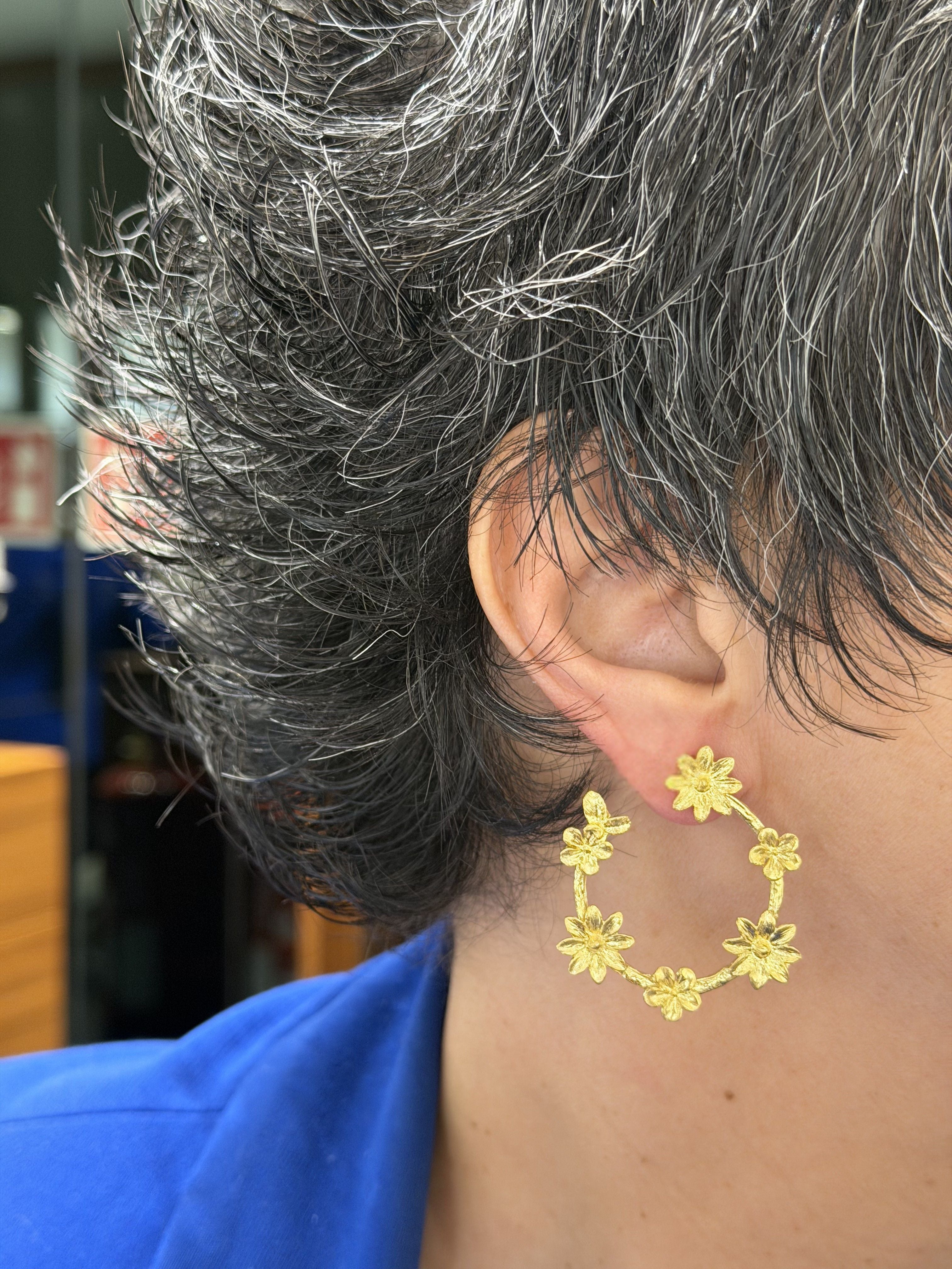 Ana Joalheiros - Brincos em Prata - Brincos Dourados Ana Joalheiros Miosótis brincos na orelha BR12958-D1