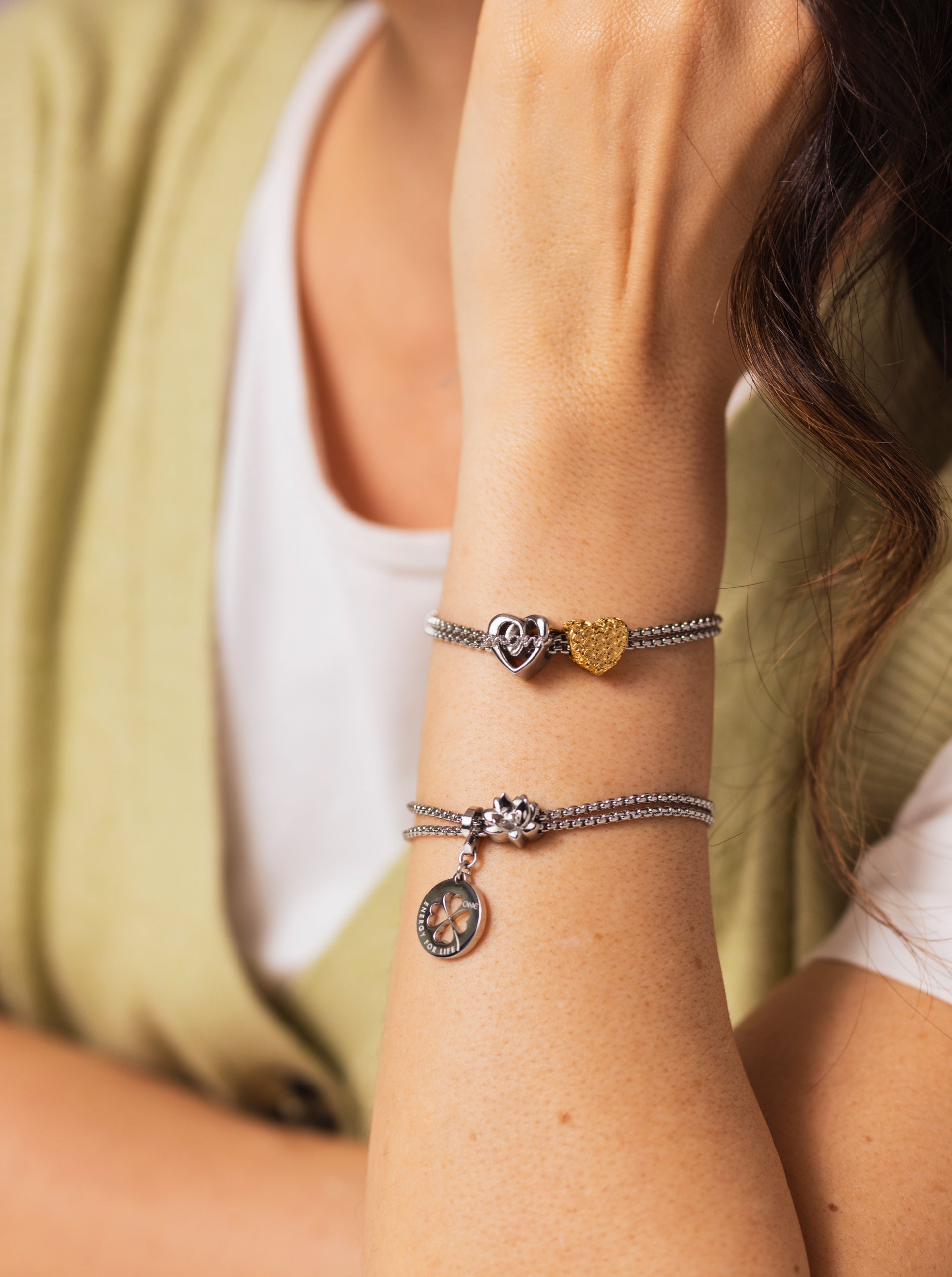 Ana Joalheiros - Peças One - Charm One Energy for Life Mom Silver OJCS01S na pulseira