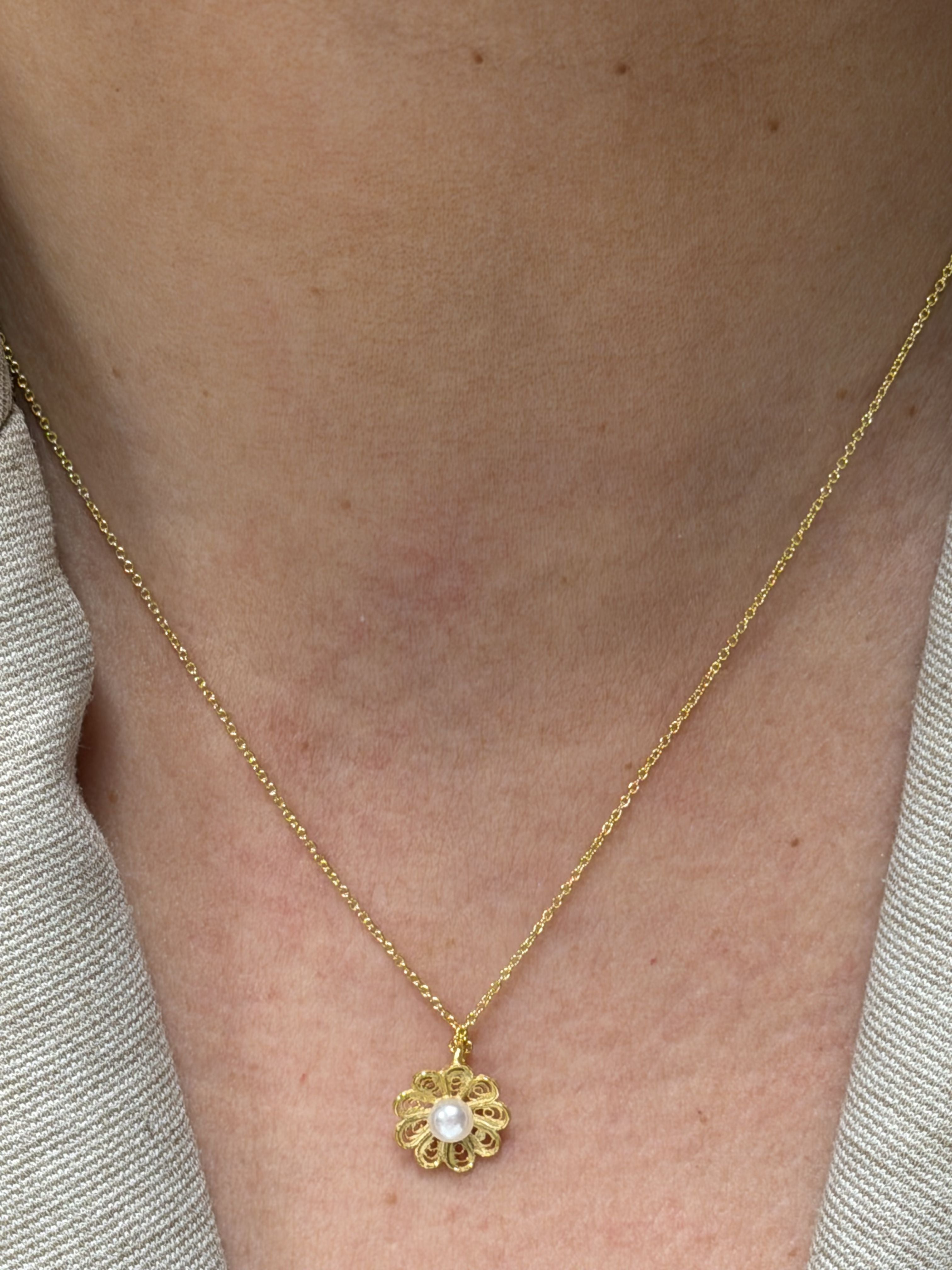 Ana Joalheiros - Colares Pérola - Colar Dourado Ana Joalheiros Flor de Filigrana CL16608-D pescoço