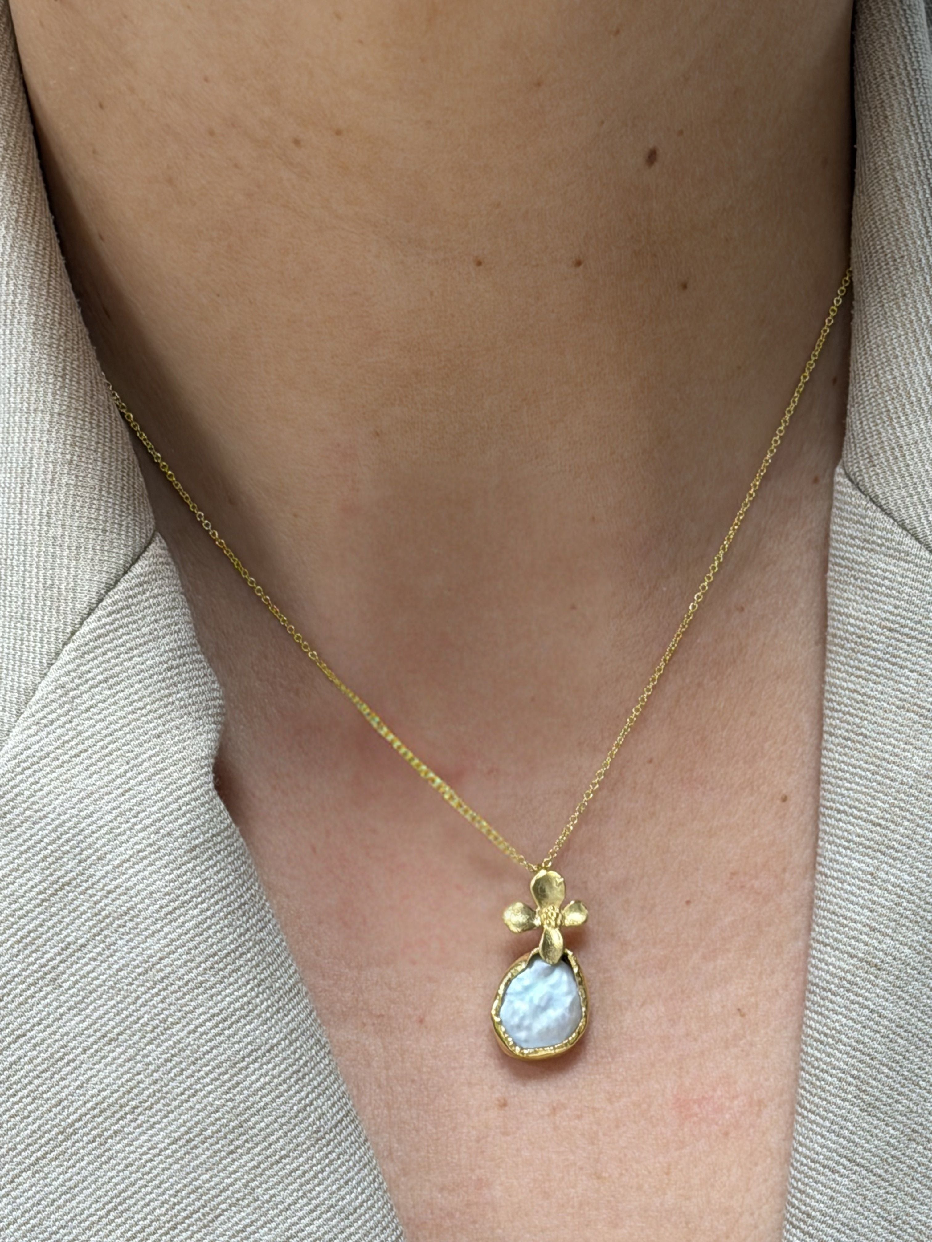 Ana Joalheiros - Colares Pérola - Colar Dourado Ana Joalheiros Flor de Oliveira CL17655-D pescoço