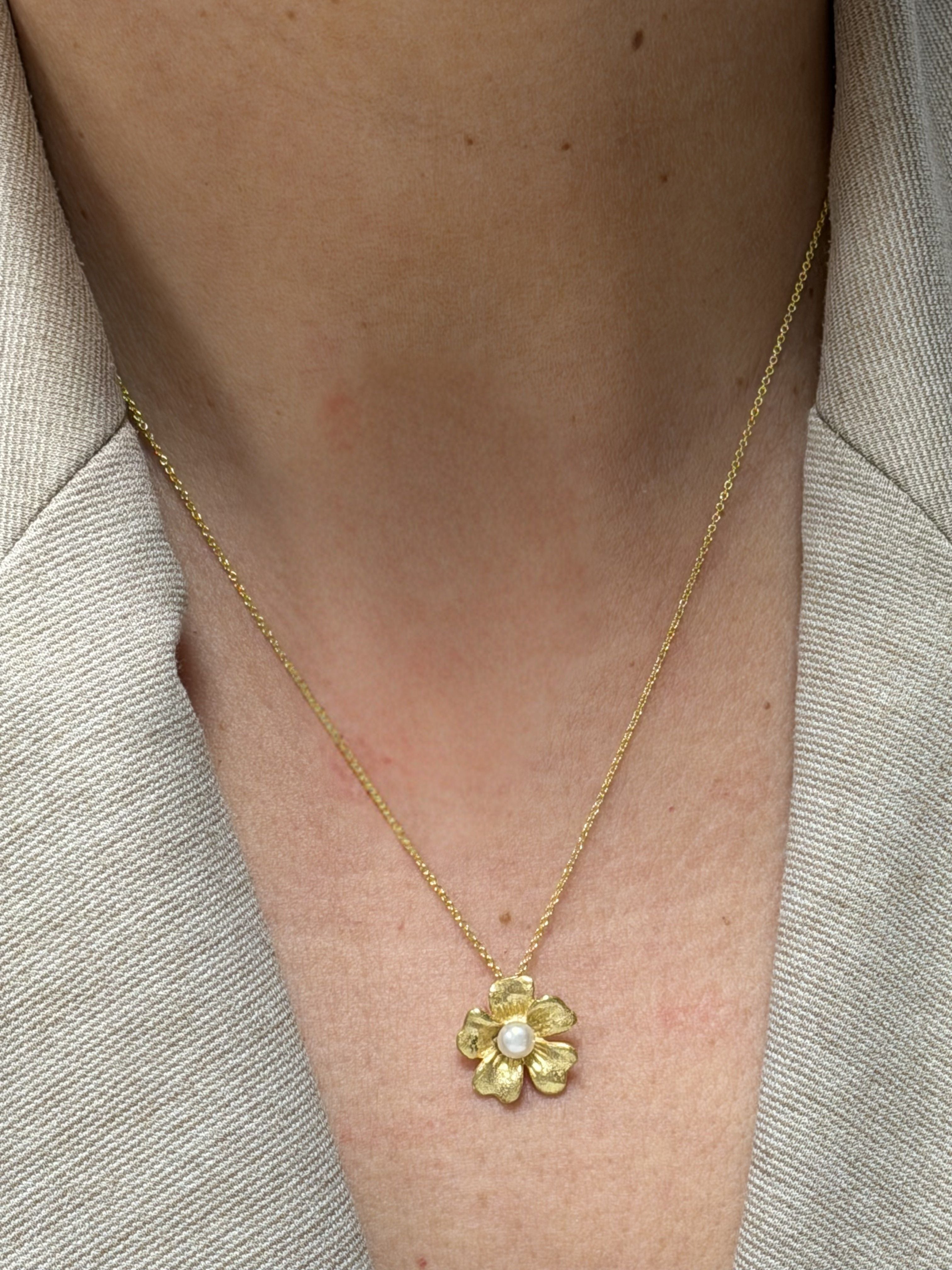 Ana Joalheiros - Colares Pérola - Colar Dourado Ana Joalheiros Flor do Amor CL17381-D pescoço