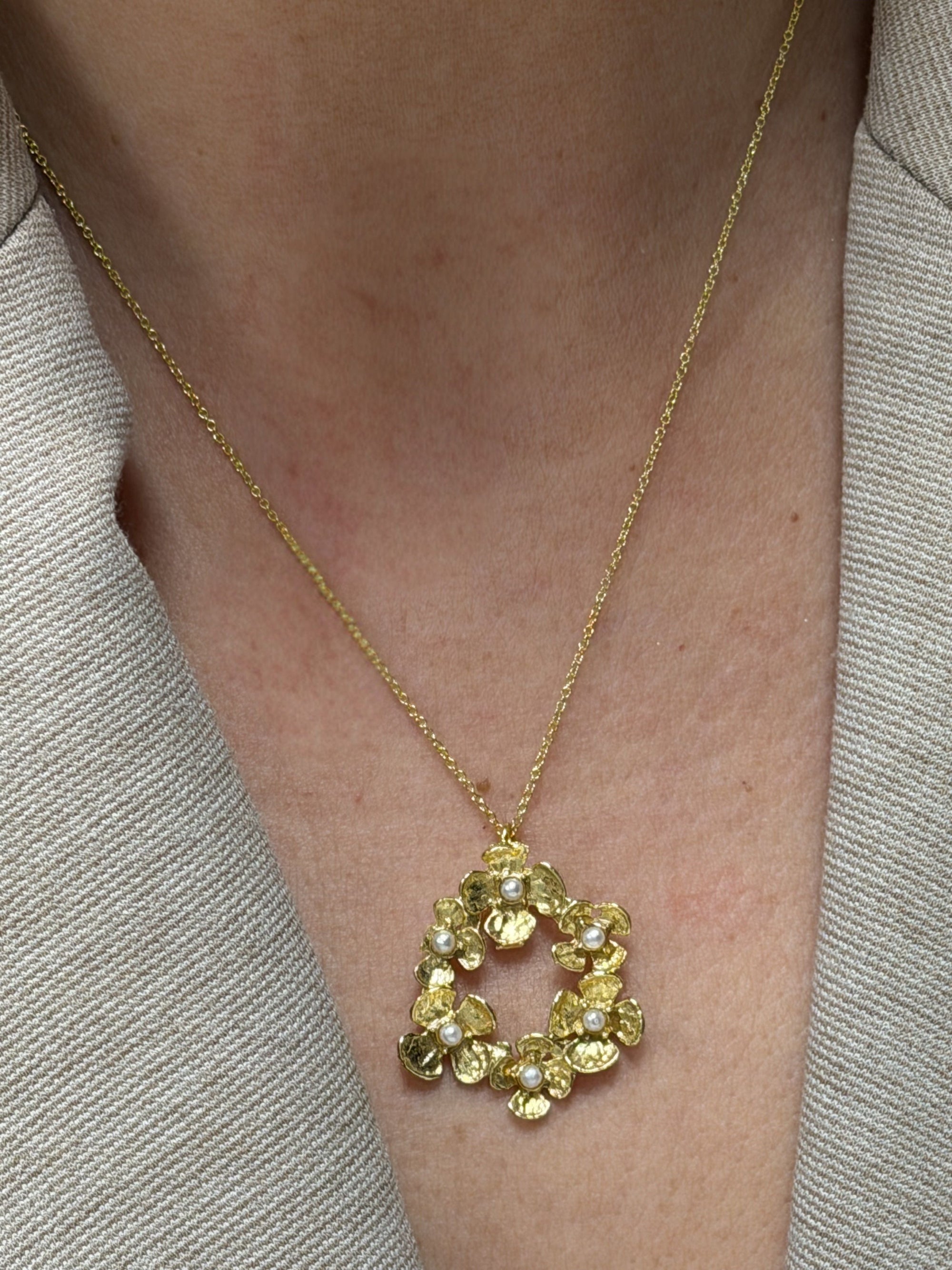 Ana Joalheiros - Colares Pérola - Colar Dourado Ana Joalheiros Miosótis CL18051-D1 pescoço