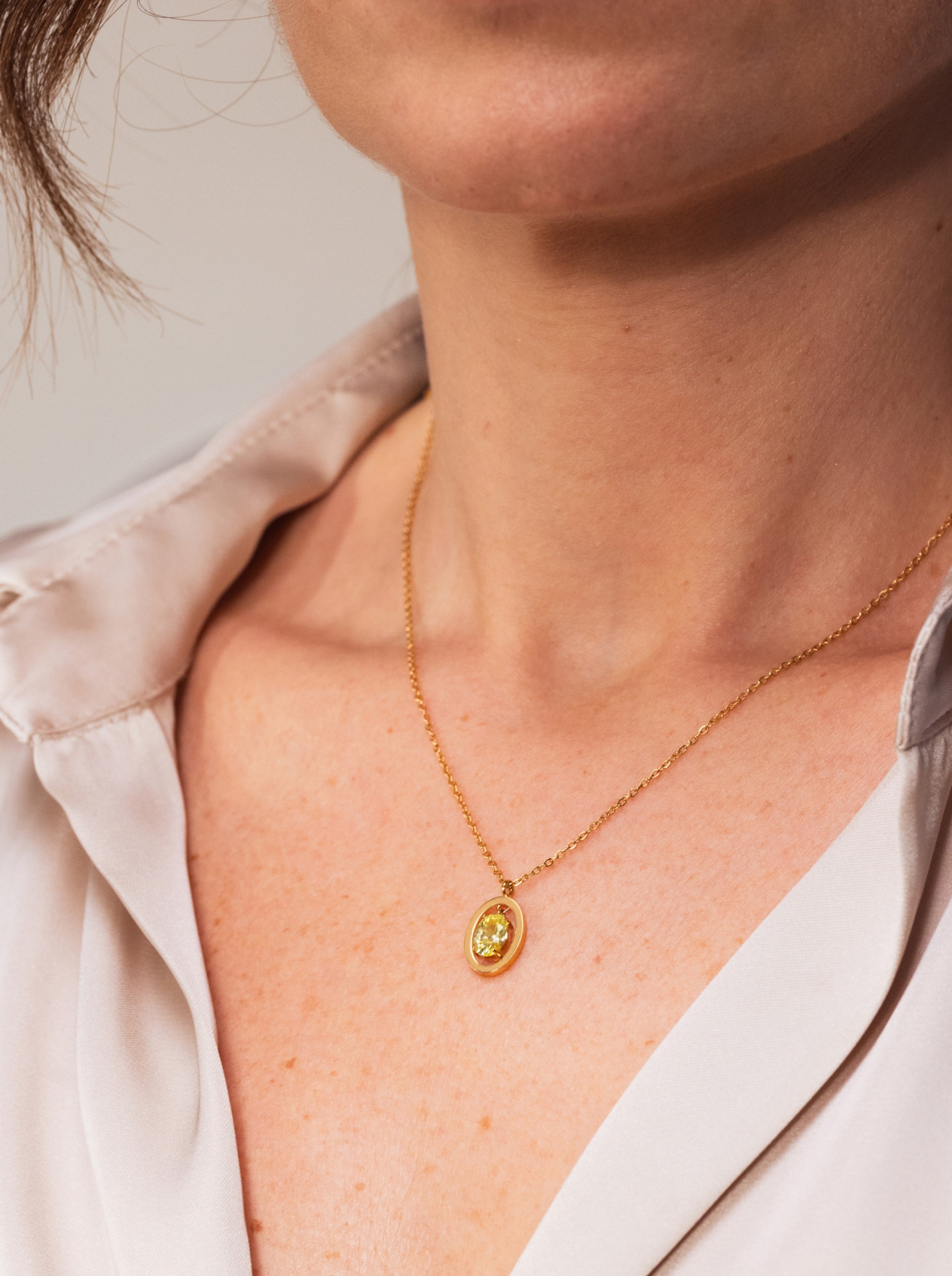 Ana Joalheiros - Colares Femininos - Colar One Birthstone Agosto - Força OJNN43G pescoço