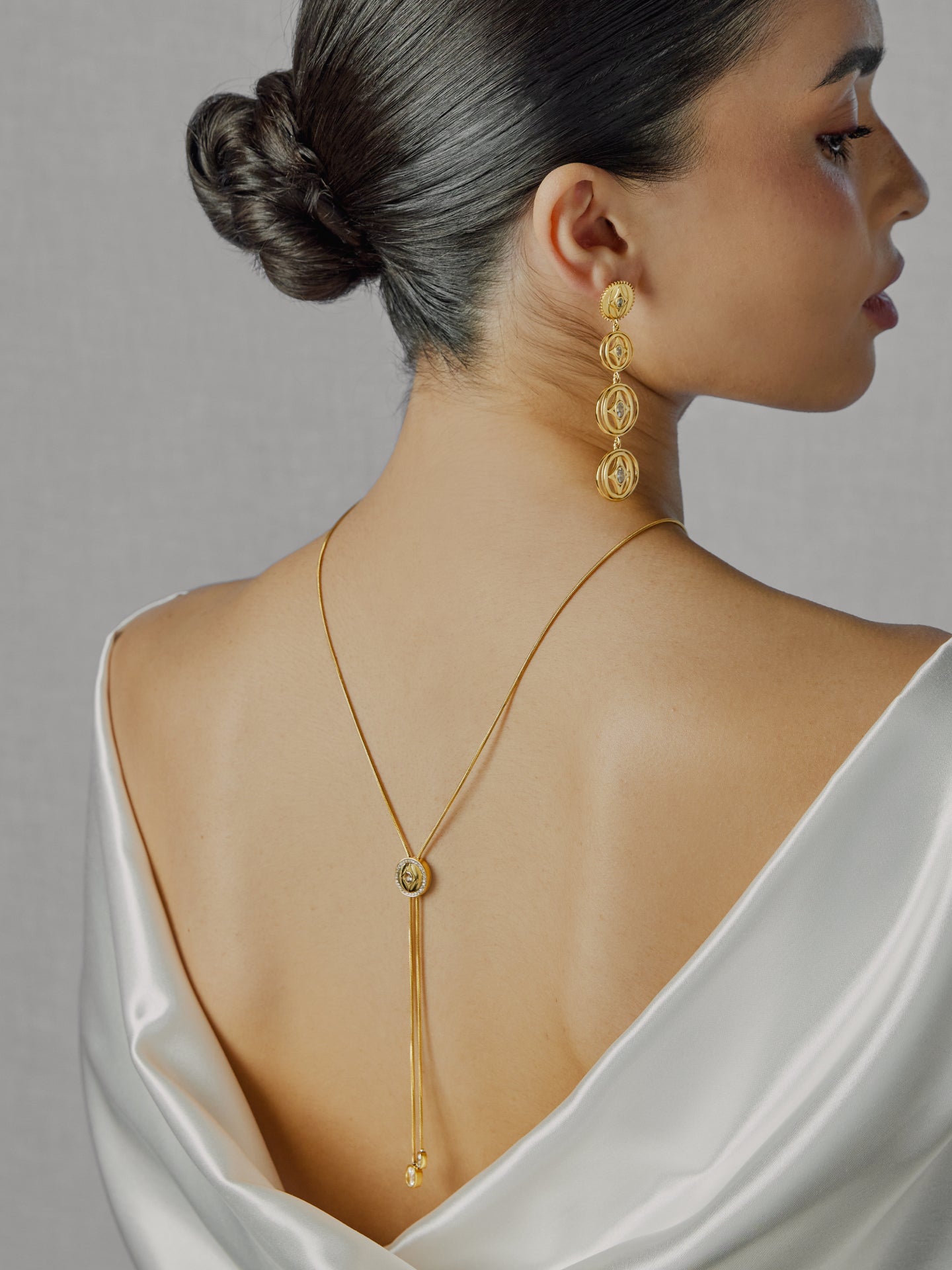 Ana Joalheiros - Colares Dourados - Colar Dourado One Senhora Elena Brilliance Long Gold OJATN06D SIMBOLO pescoço