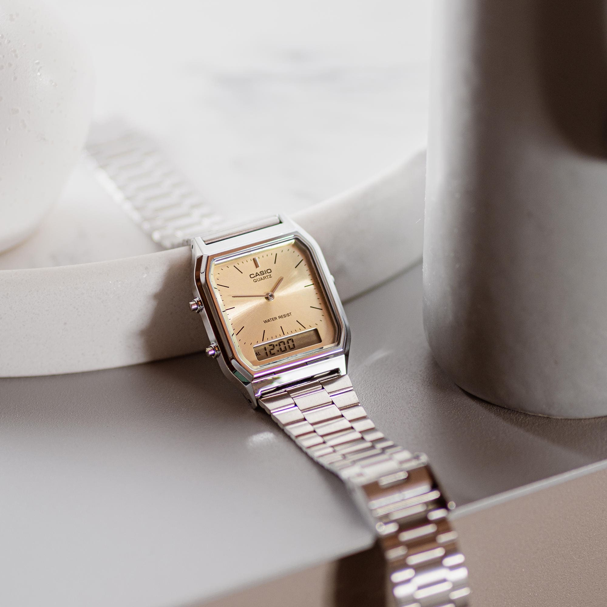 Ana Joalheiros - Casio Relógios - Relógio Casio Vintage NOME Edgy Collection AQ-230A-4AMQYES Caixa