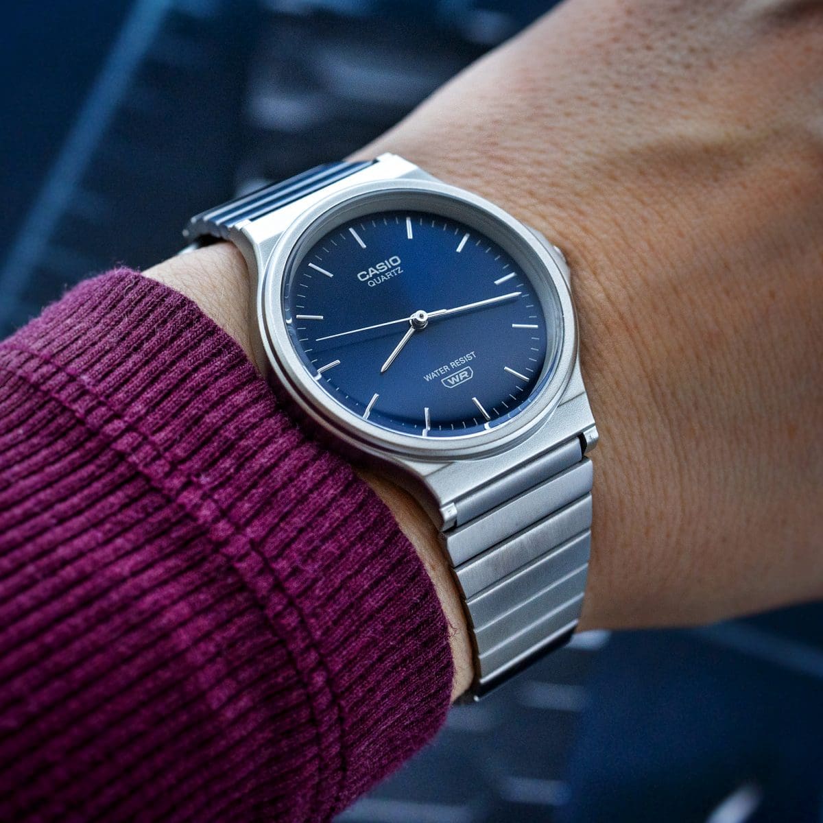 Ana Joalheiros - Relógios Casio - Relógio Casio Vintage MQ-24 Series MQ-24DA-2AEF no Pulso