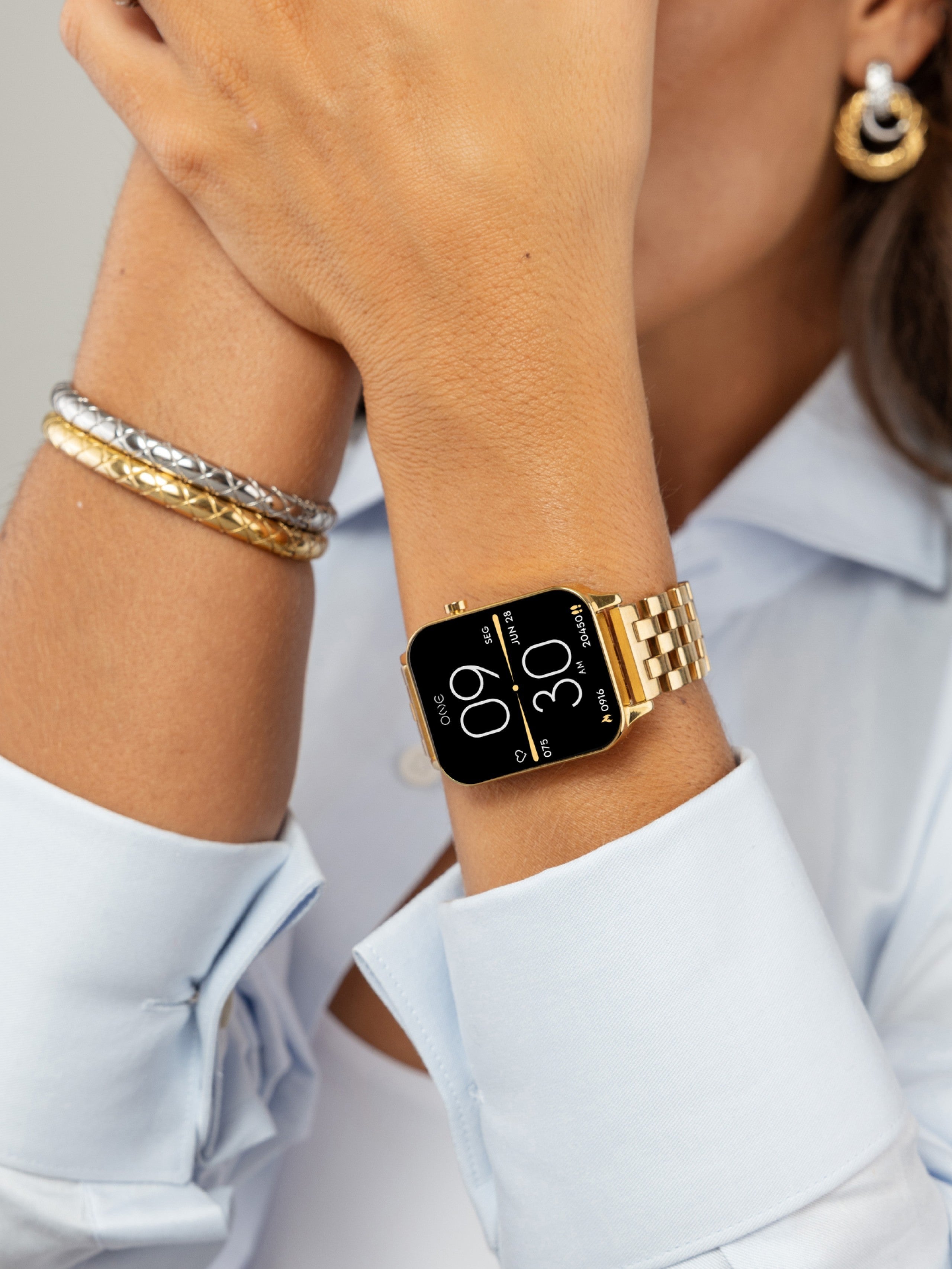 Ana Joalheiros - Relógios One - Relógio One Smartwatch Magic Call Gold Links OSW9626GL52L no Pulso