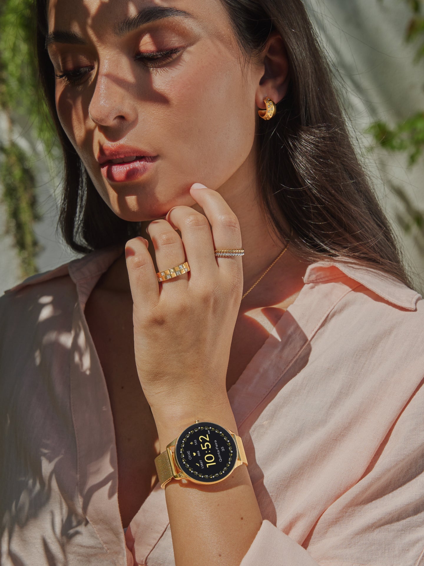 Ana Joalheiros - Relógios One - Relógio Smartwatch Mulher One Slim Gold Mesh OSW4191GM61L no Pulso