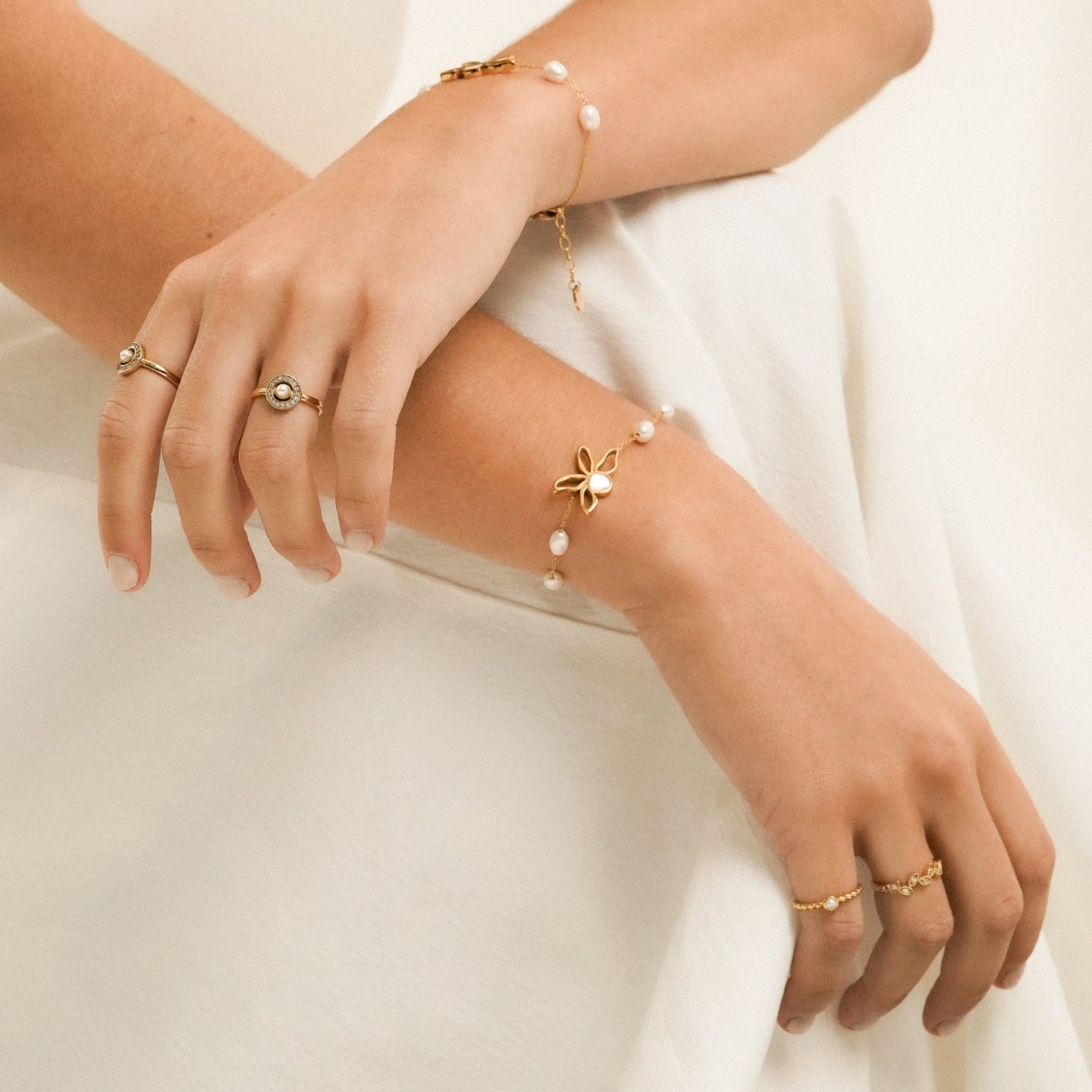Ana Joalheiros - Anéis One - Anel dourado One Ophelia Pearl Golden OJATR01D-5 na mão