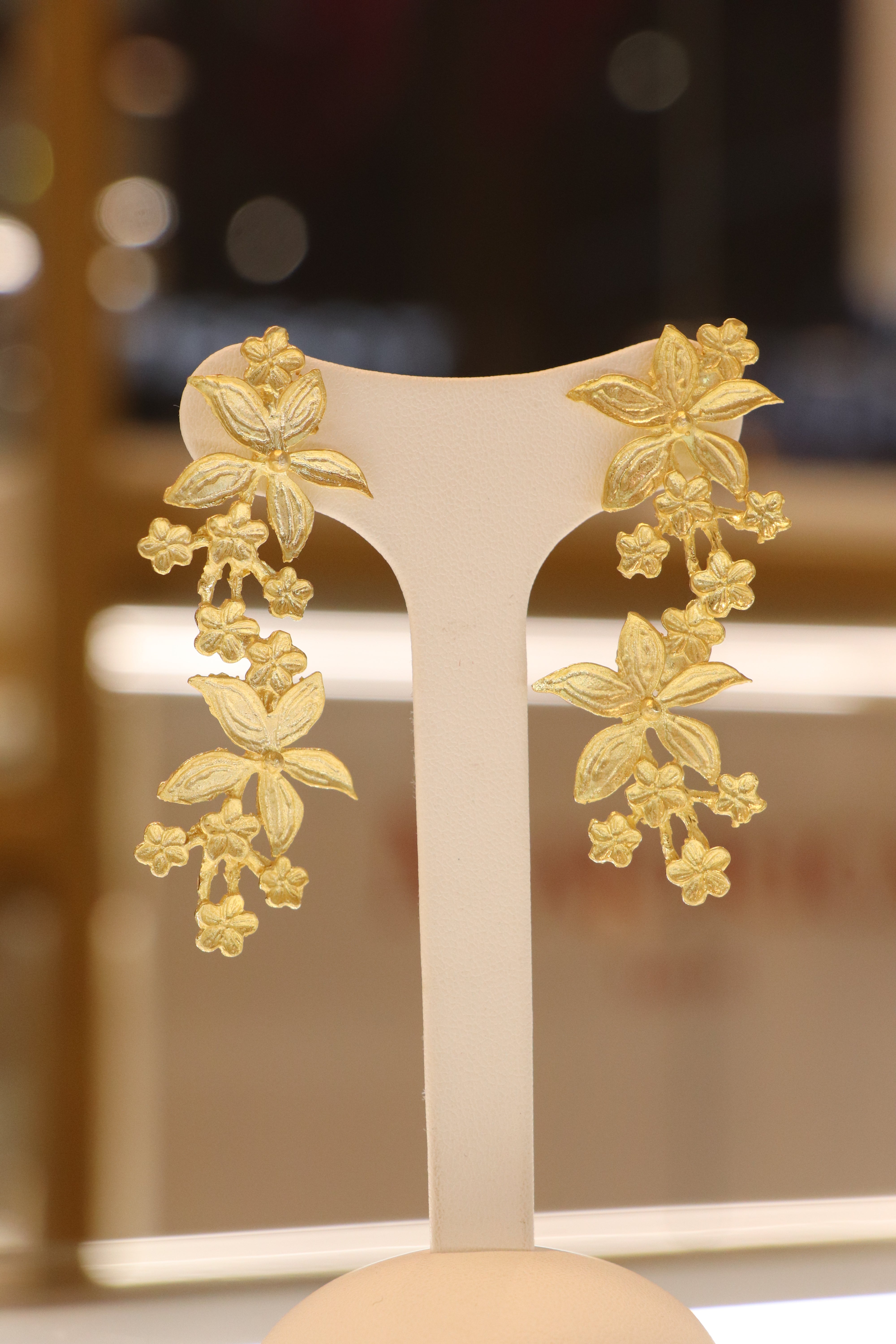 Brincos compridos dourados com flores Ana Joalheiros