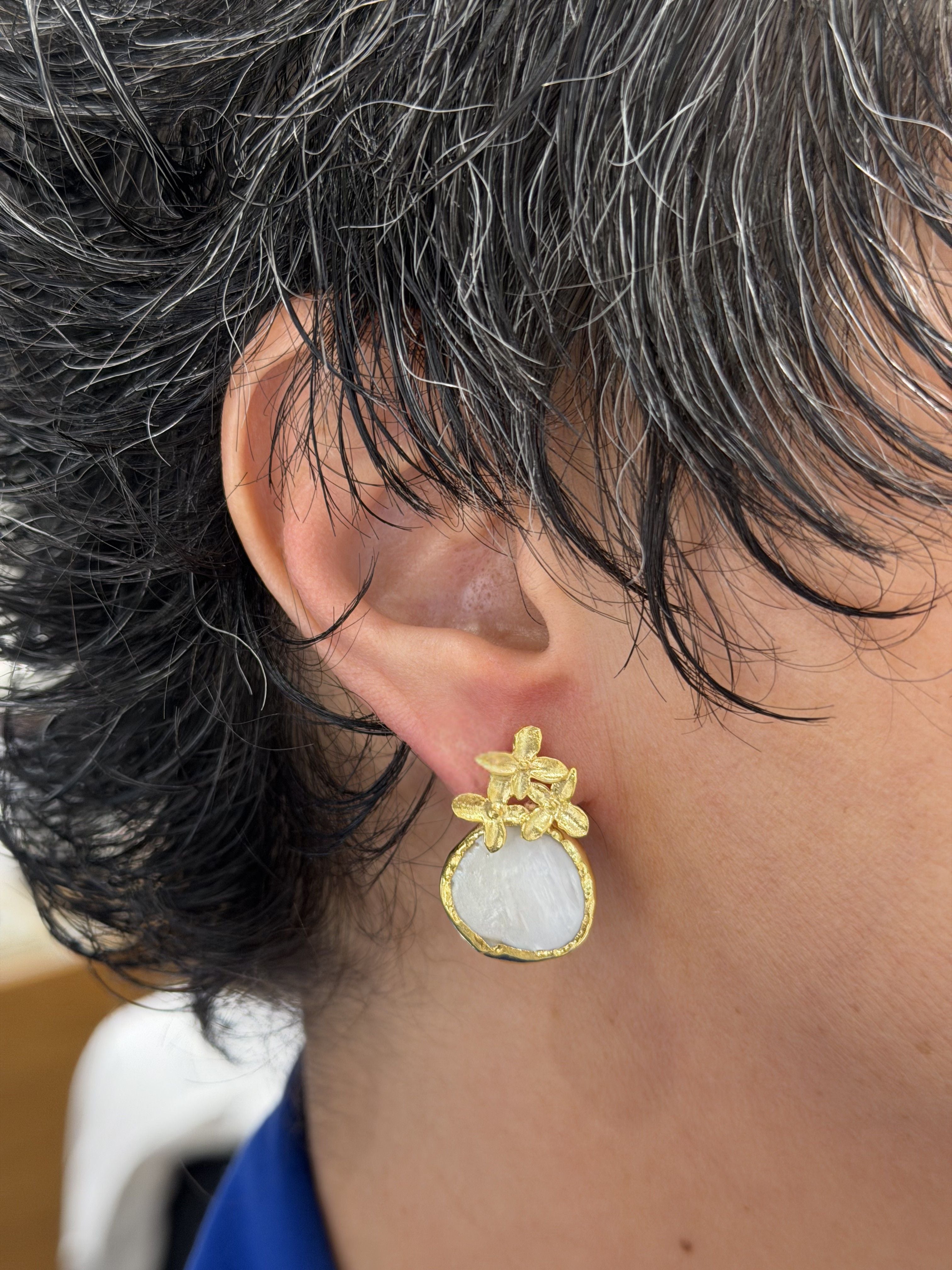 Ana Joalheiros - Brincos em Prata - Brincos Dourados Ana Joalheiros Flor de Oliveira brincos na orelha BR14178-D