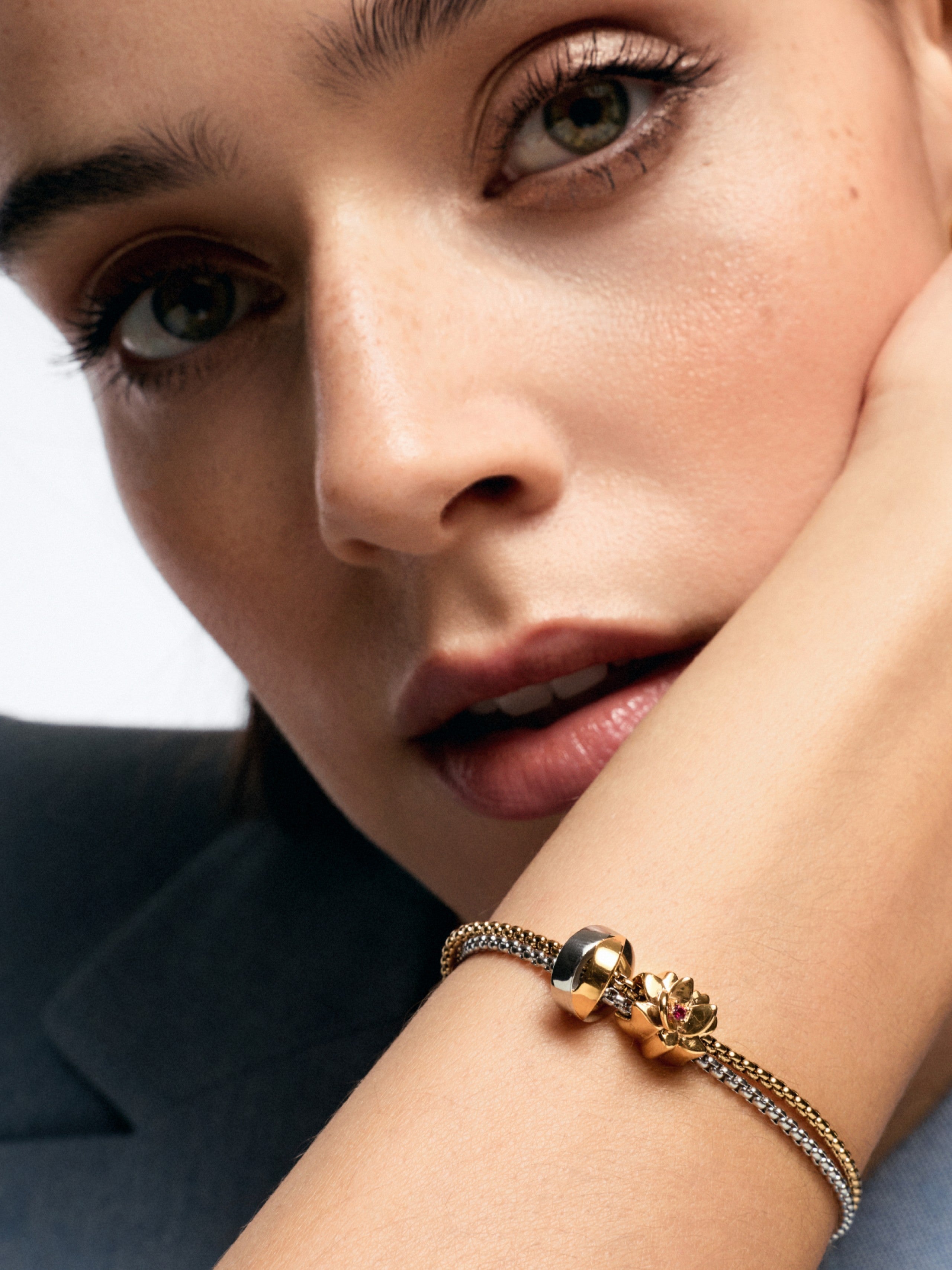 Ana Joalheiros - Charms One - Charm One Story Energy for Life Lotus Golden OJCS03G na pulseira