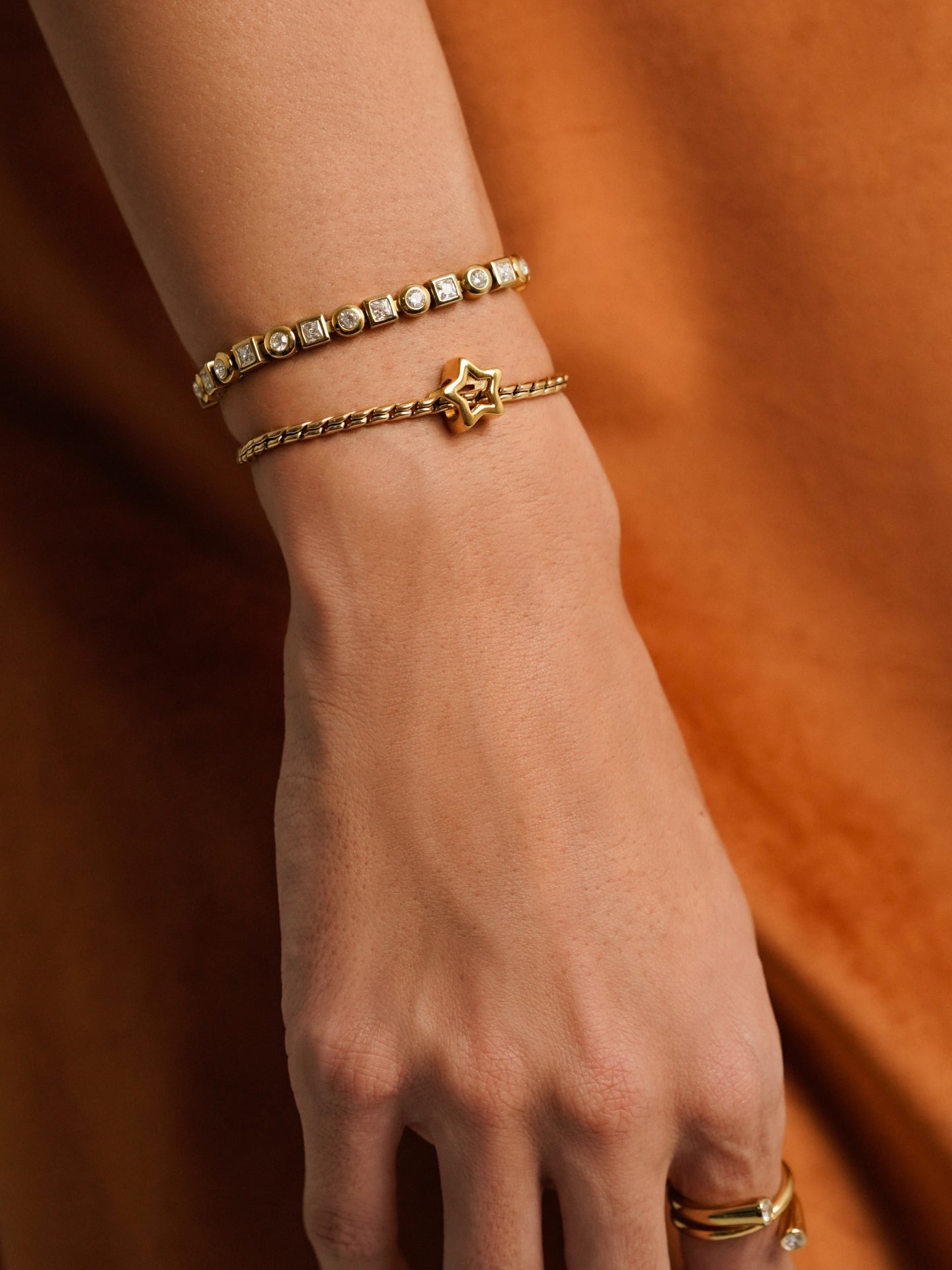 Ana Joalheiros - Peças One - Charm One Story Energy for Life Star Golden OJCS16G Estrela na pulseira