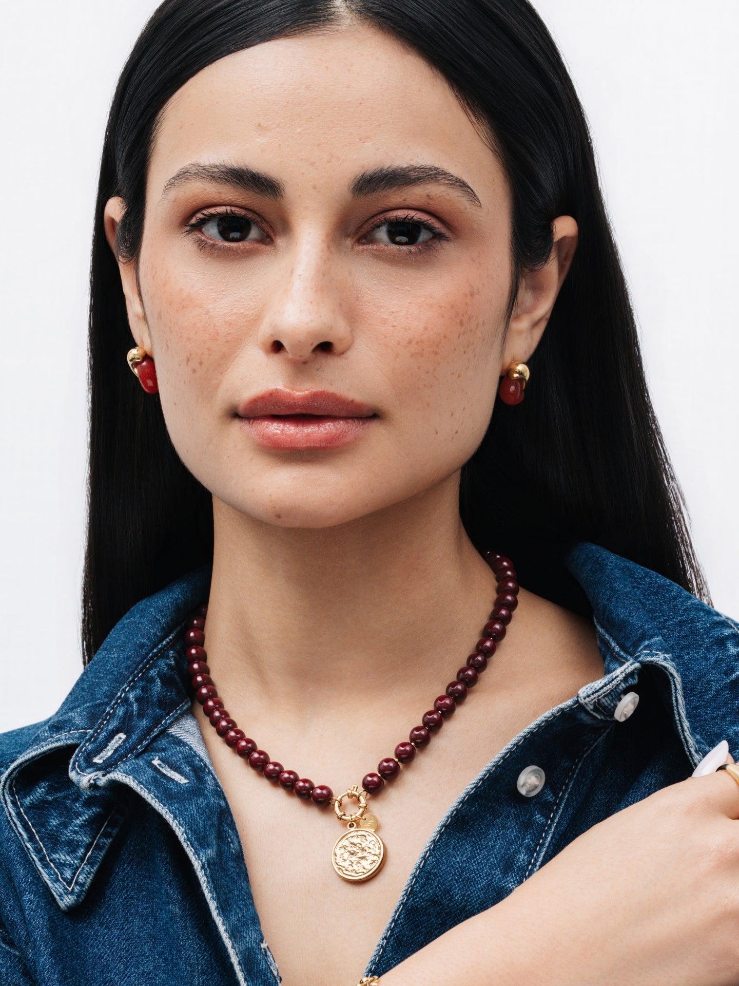 Ana Joalheiros - Colares Dourados - Colar Dourado One Neckmess Carmela Red Flame OJNN103G no pescoço