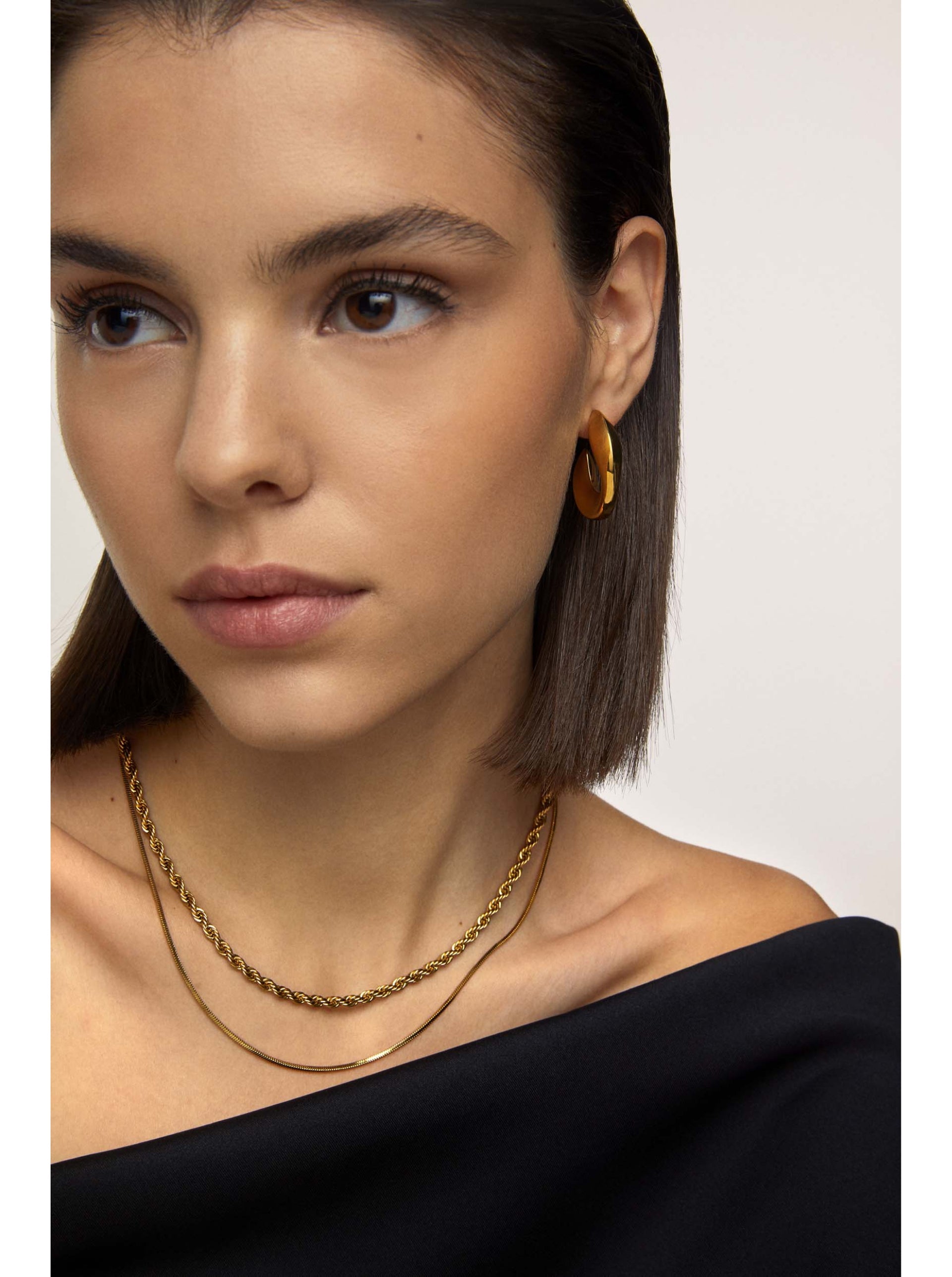 Ana Joalheiros - Colares Dourados - Colar Dourado One Twisted Betrayal OJNTB03G pescoço