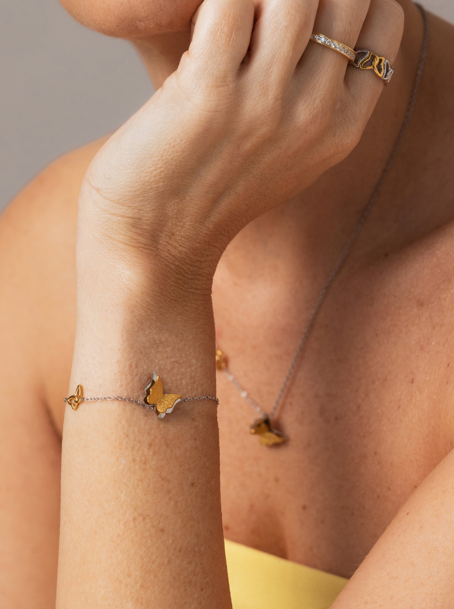 Ana Joalheiros - Pulseiras One - Pulseira One Butterfly Bicolor OJBB01SG pulso