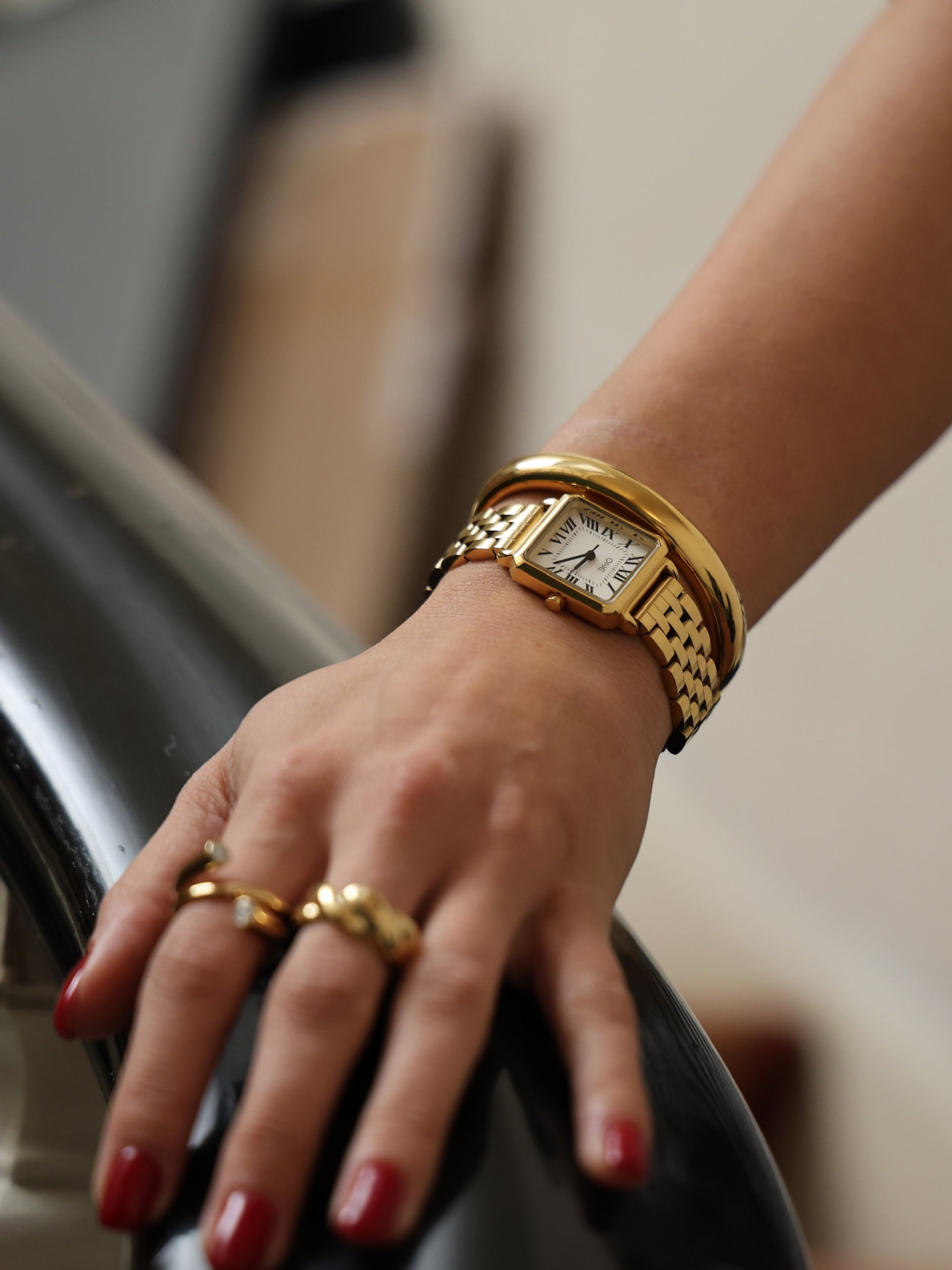 Ana Joalheiros - Pulseiras Douradas - Pulseira One Infinity Glossy Golden OJIFB01G-S no pulso