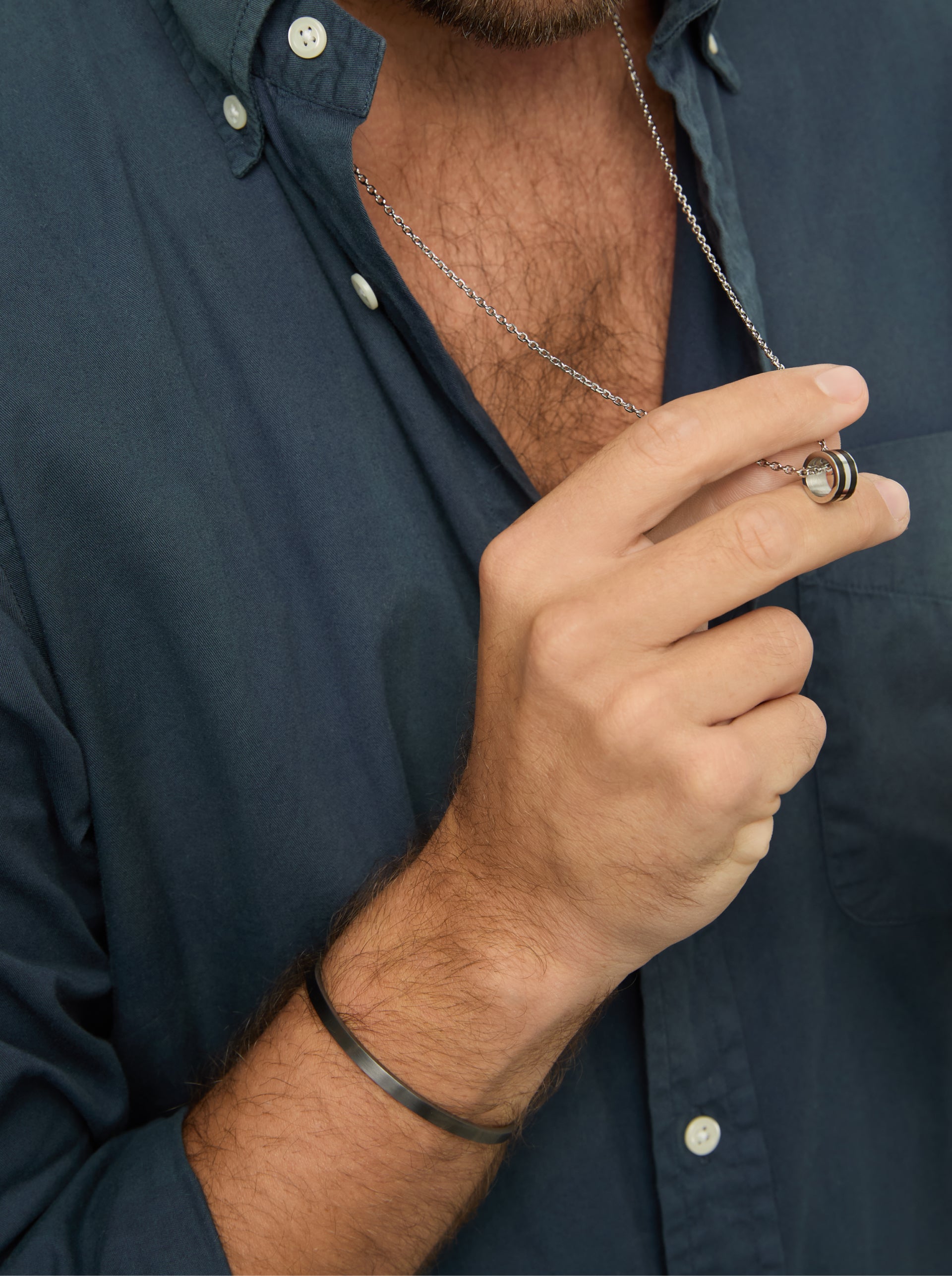 Ana Joalheiros - Pulseiras One - Pulseira One Men Pulse Fine Dark Gray OAMB4211SB pulso