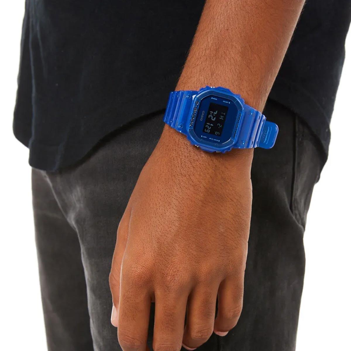 Ana Joalheiros - Relógios G Shock - Relógio Casio G-Shock Masculino SERIES DW-5600SB-2ER no Pulso