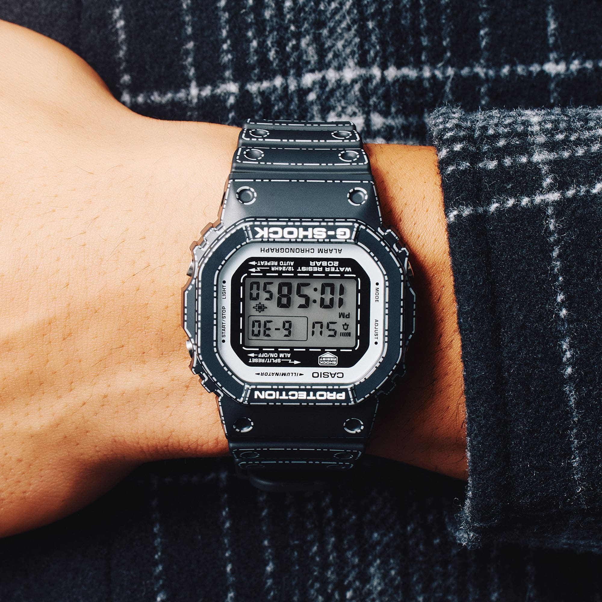 Ana Joalheiros - Relógios G Shock - Relógio Casio G-Shock Masculino SÉRIE 5600 DW-5600RGM-1ER no Pulso