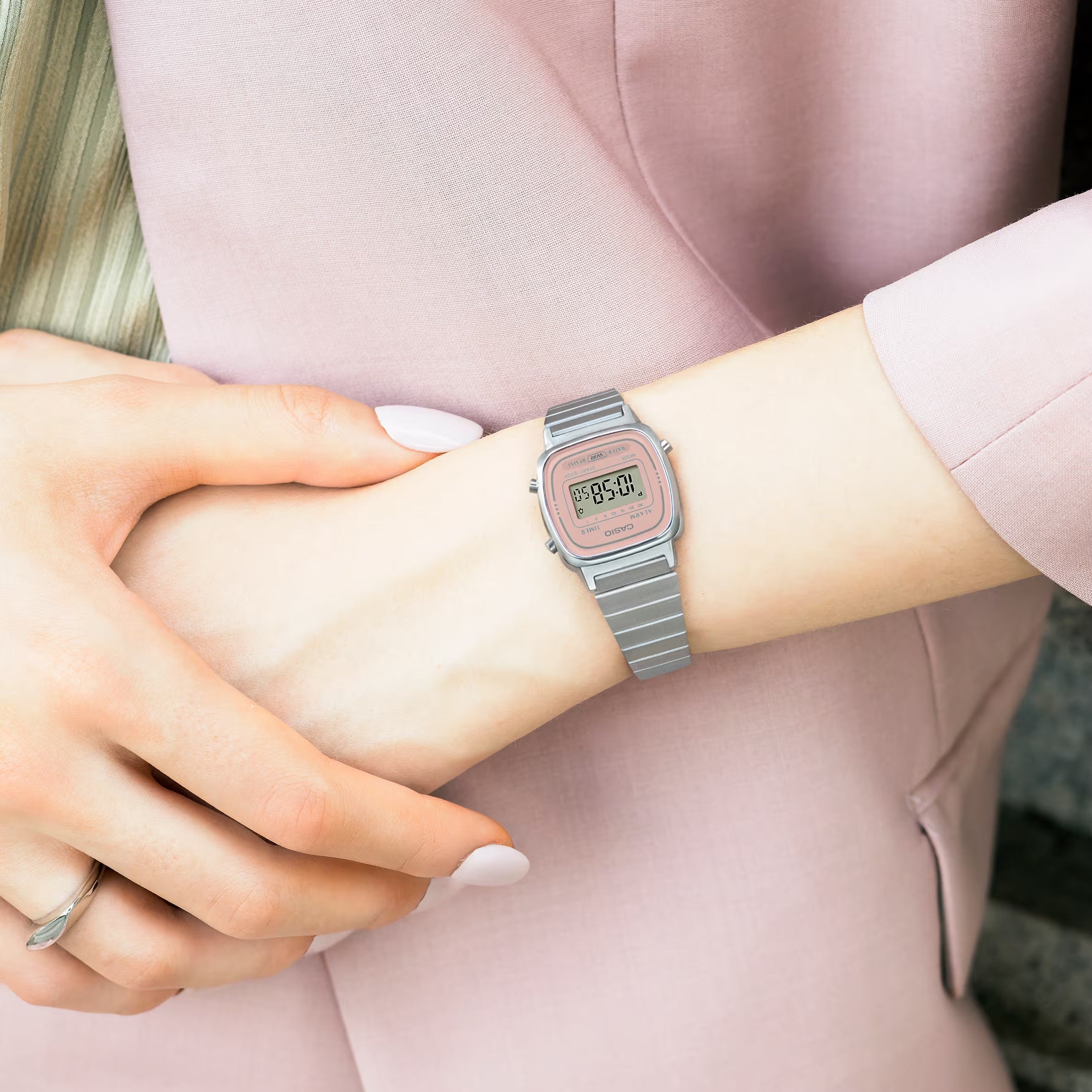 Ana Joalheiros - Relógios Casio - Relógio Feminino Casio Iconic LA670WEA-4A2EF no Pulso