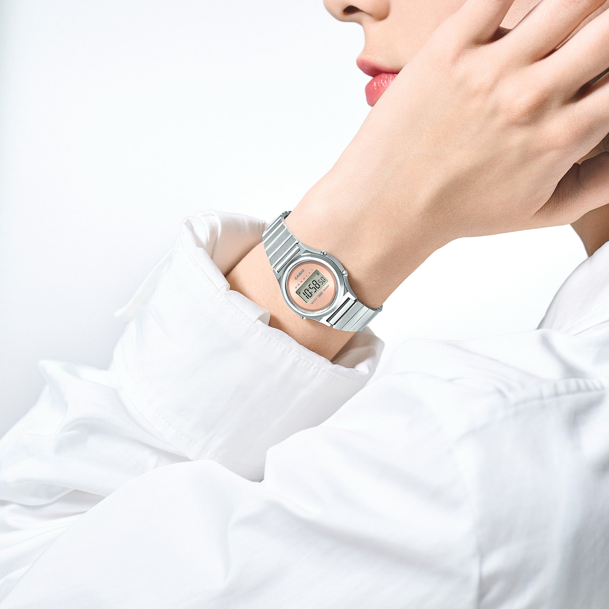 Ana Joalheiros - Relógios Casio - Relógio Feminino Casio LA700WE-4AEF no Pulso