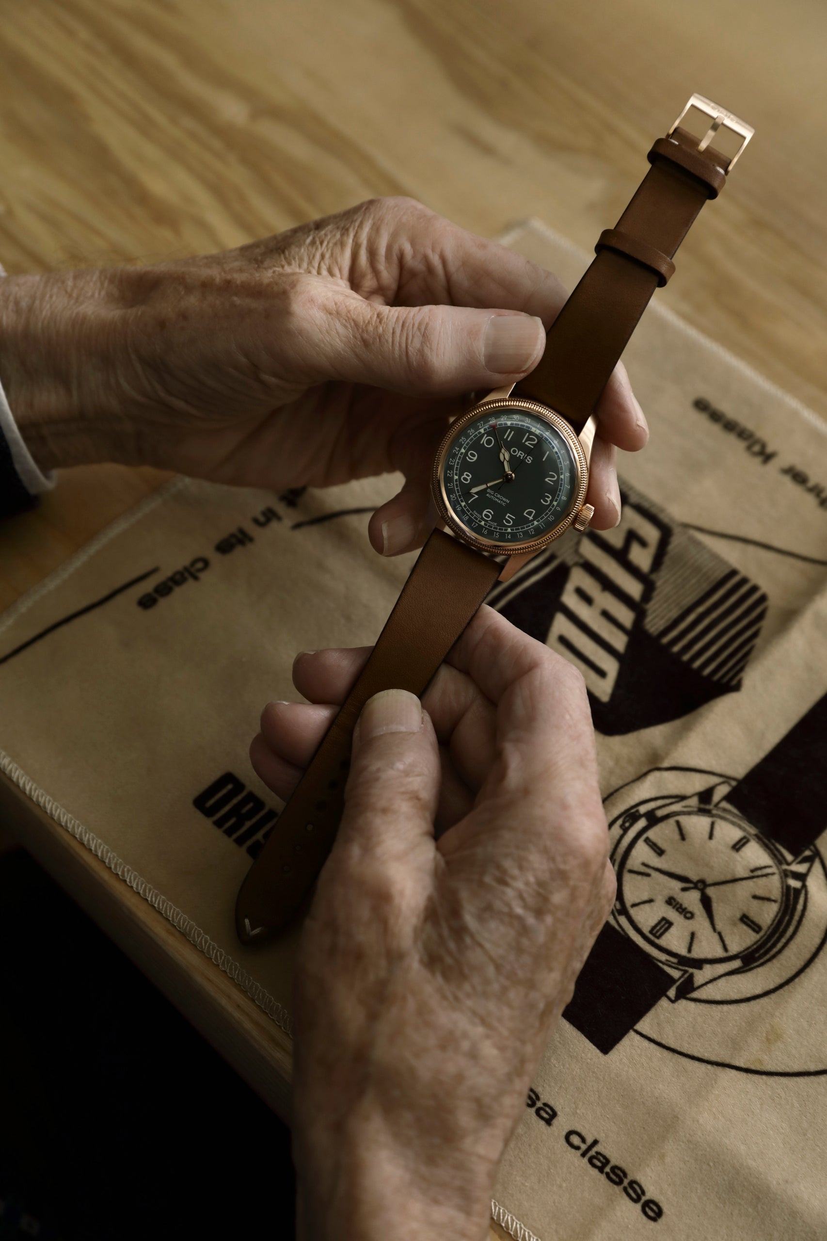 Ana Joalheiros - Relógios Oris  - Relógio para homem Oris BIG CROWN POINTER DATE 80TH ANNIVERSARY EDITION OR754.7741.3167-5205 Lateral