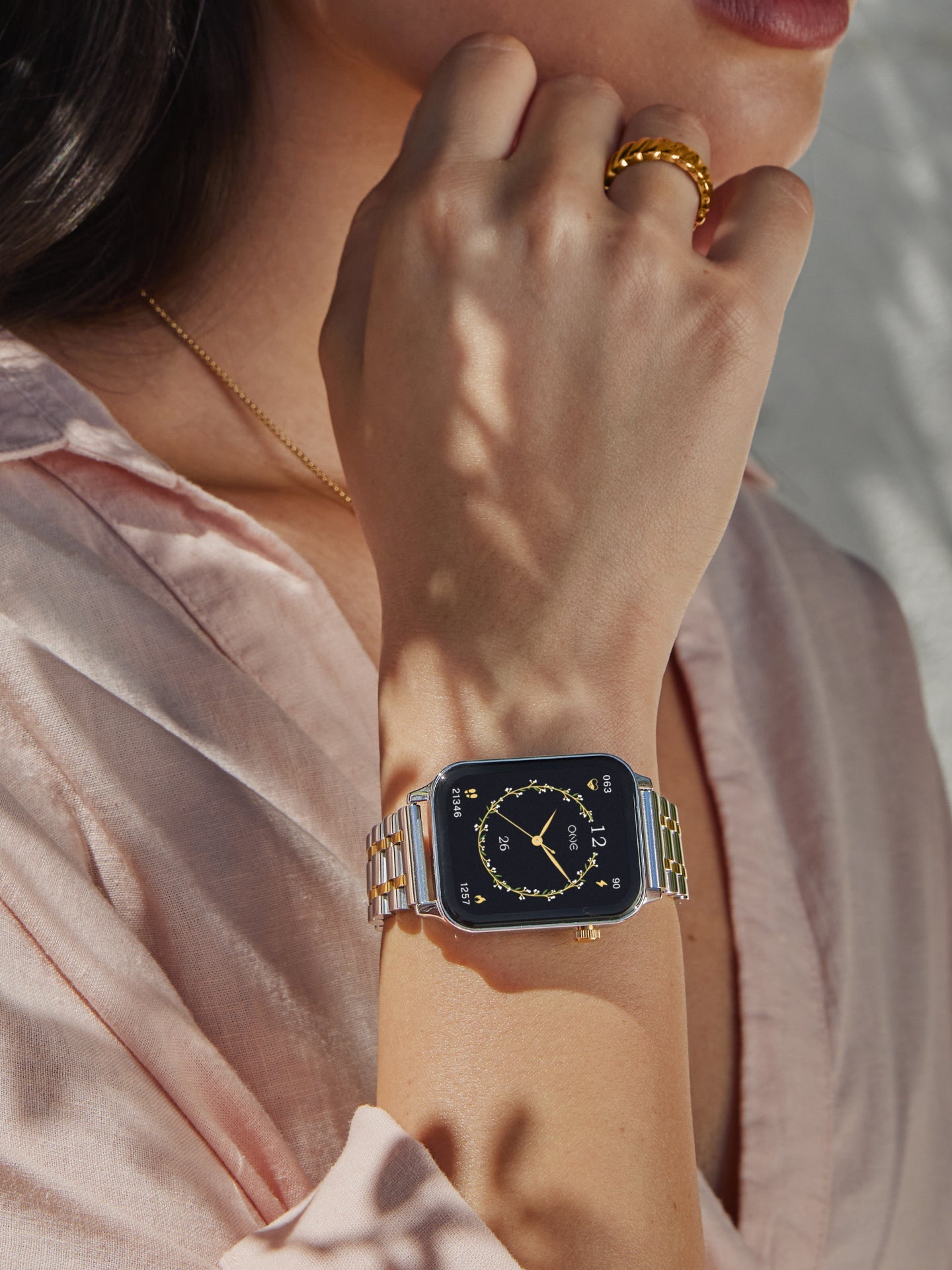 Ana Joalheiros - Relógios One - Relógio Smartwatch Mulher One Frame Bicolor Links OSW4197BL61L no Pulso
