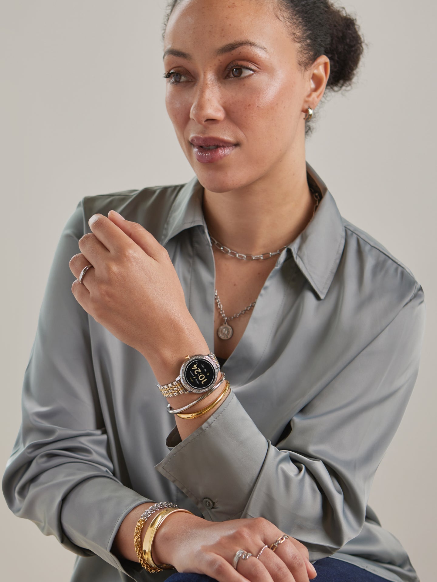 Ana Joalheiros - Relógios One - Relógio Smartwatch Mulher One One Mini Spark Bicolor Links OSW9811BL51L no Pulso Modelo