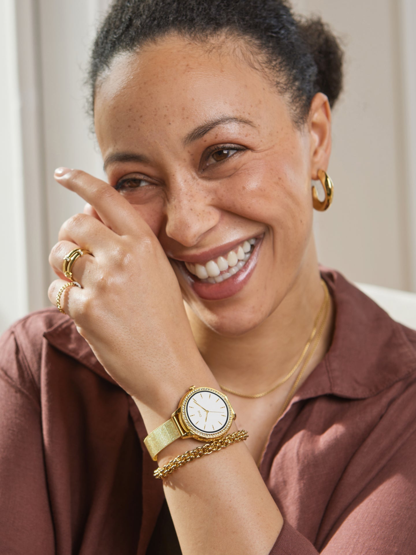Ana Joalheiros - Relógios One - Relógio Smartwatch Mulher One Mini Spark Gold Mesh OSW9810GM51L no Pulso Modelo