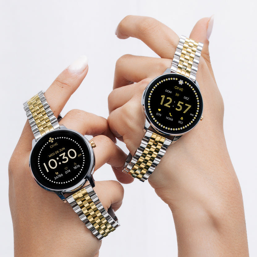 Ana Joalheiros - Relógios One - Relógio Smartwatch Mulher One Slim Bicolor Links OSW4191BL61L na mão