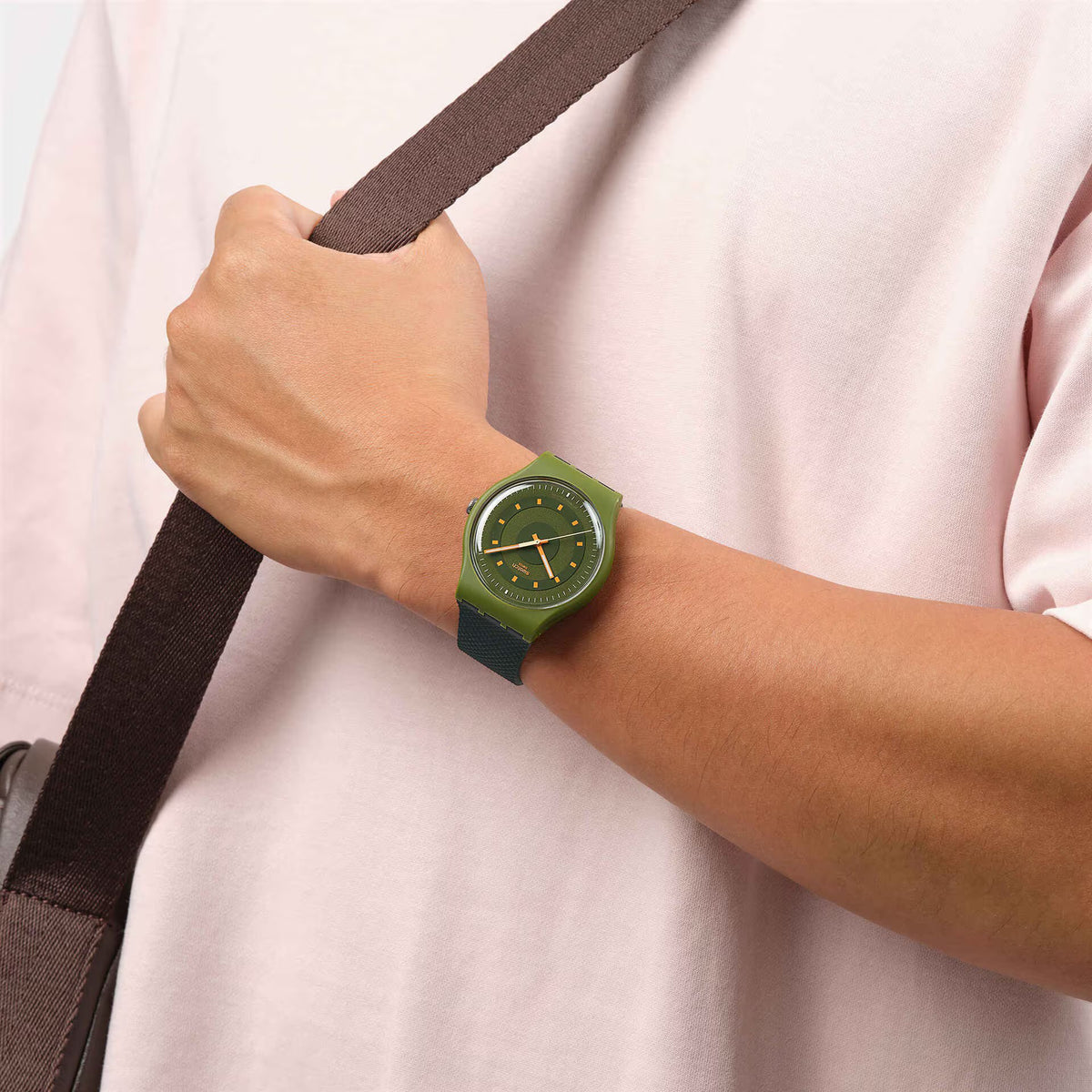 Ana Joalheiros - Relógio com caixa verde escura, ponteiros e detalhes laranjas, e bracelete preto mate texturizada